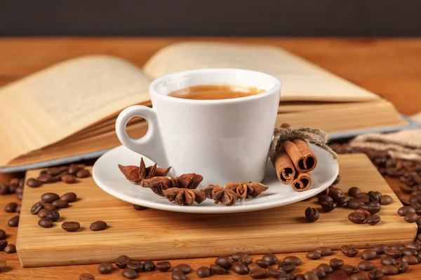 Przerwa Kawę Filiżankę Gorącej Kawy Książki Drewnianym Stole Biały Filiżankę — Zdjęcie stockowe