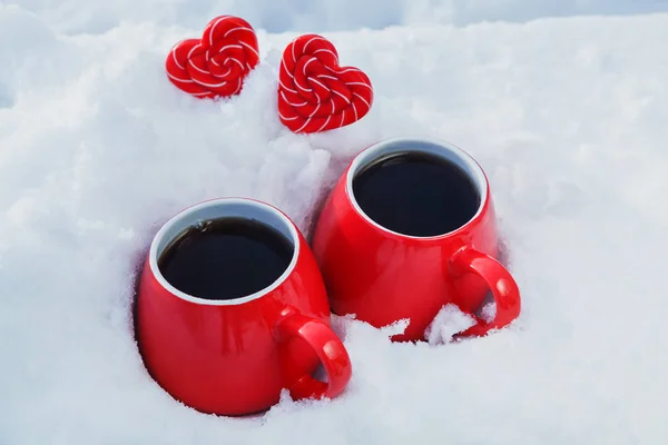 Red Mugs Hot Tea Lollipops Hearts Snow Picnic Frosty Day — Stock Photo, Image