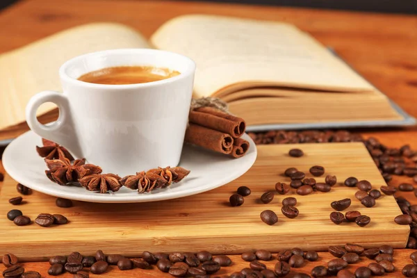 Przerwa Kawę Kubek Gorącej Kawy Silne Drewnianym Stole Otwartej Książki — Zdjęcie stockowe