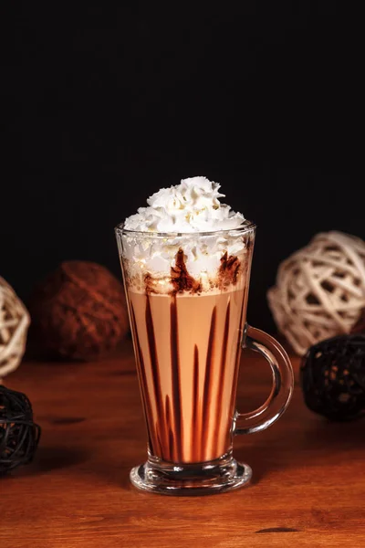 Vackert Utformade Latte Macchiato Kaffe Med Vispgrädde Hög Genomskinligt Glas — Stockfoto