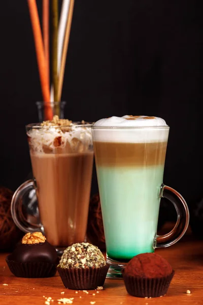 Kaffe Latte Macchiato Med Mint Sirap Och Vispgrädde Hög Transparent — Stockfoto