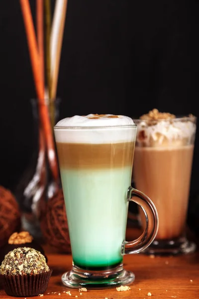 Kaffe Latte Macchiato Med Mint Sirap Och Vispgrädde Hög Transparent — Stockfoto