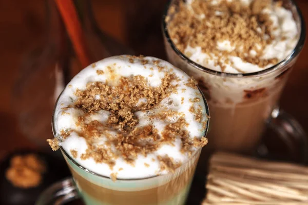 Kaffe Latte Macchiato Med Mint Sirap Och Vispgrädde Beströs Med — Stockfoto