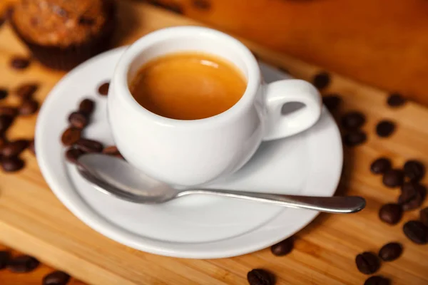Kubek Kawa Pianką Zbliżenie Pachnące Espresso Kawa Biały Cup Ziarna — Zdjęcie stockowe