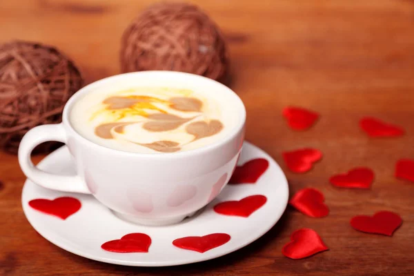 Der Hintergrund Des Valentinstages Eine Weiße Tasse Cappuccino Kaffee Mit — Stockfoto