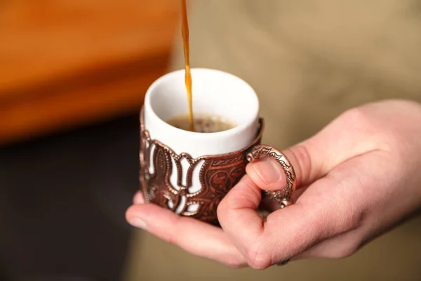 Barista Giet Turkse Koffie Een Traditionele Reliëf Metalen Koperen Kop — Stockfoto