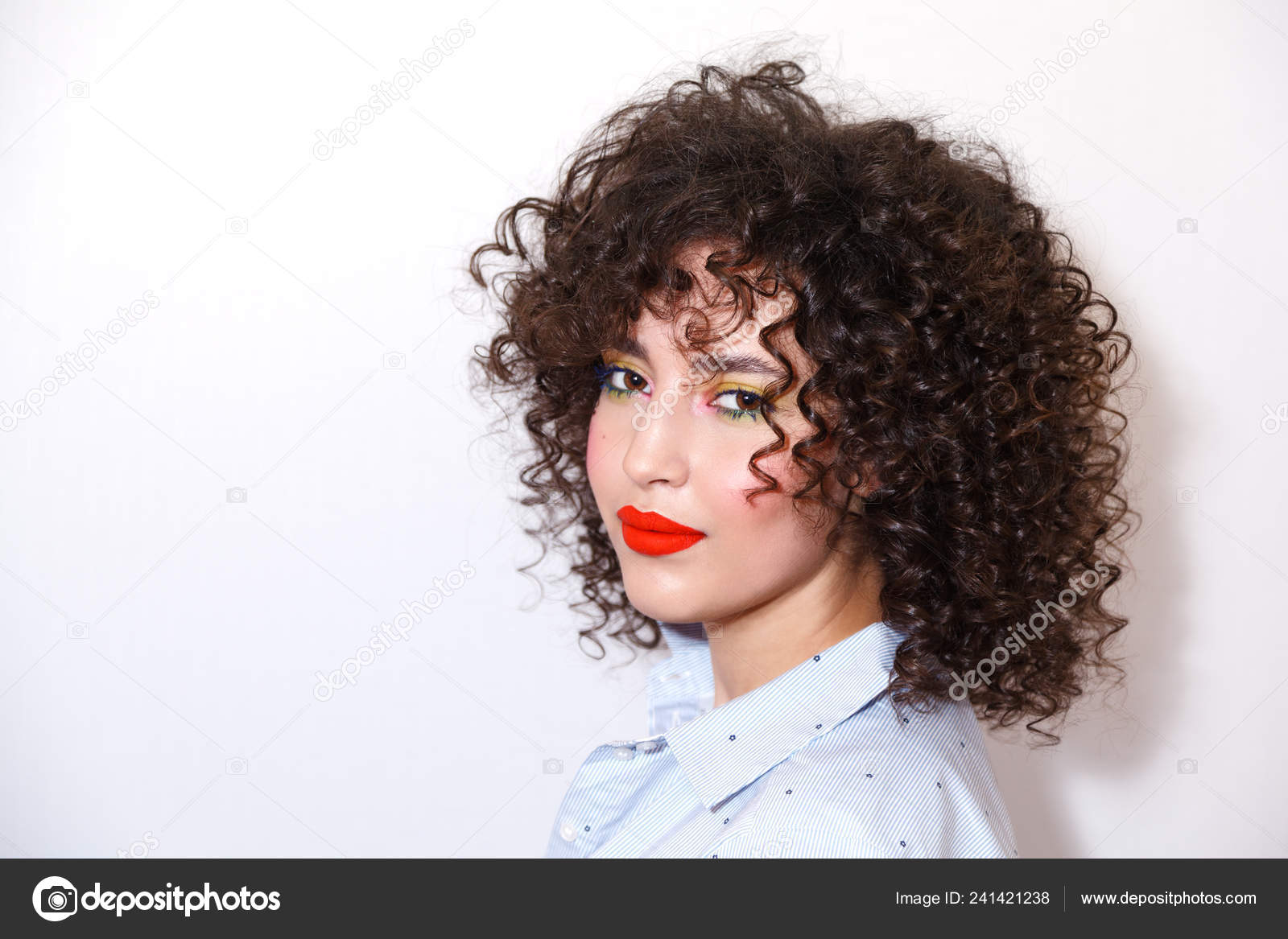 Nahaufnahme Portrat Einer Schonen Jungen Frau Mit Afrofrisur Auf Weissem Stockfoto C Yana Kallas