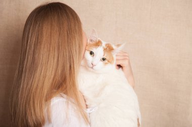 Bir kadının omuz uykulu uyku beyaz kedi. Bir sarışın omzundan üzerinde beyaz kedi.
