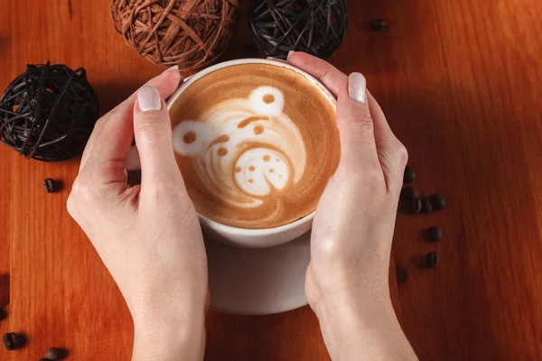 Női Kéz Gazdaság Egy Csésze Kávé Egy Festett Teddy Bear — Stock Fotó