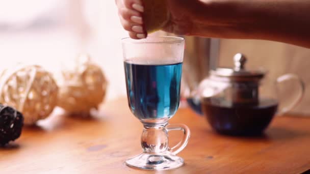 Kobieta Ściska Cytryny Filiżanki Kwiatowy Niebieski Thai Tea Herbaty Niebieski — Wideo stockowe