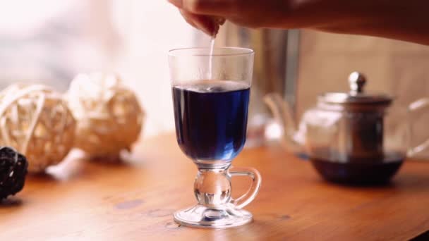 Uma Mulher Espreme Limão Uma Xícara Chá Tailandês Azul Floral — Vídeo de Stock