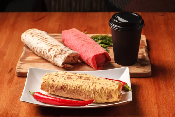 Geleneksel Orta Doğu yemek ve kahve. Shawarma sandviç taze rulo renkli lavaş pide, falafel