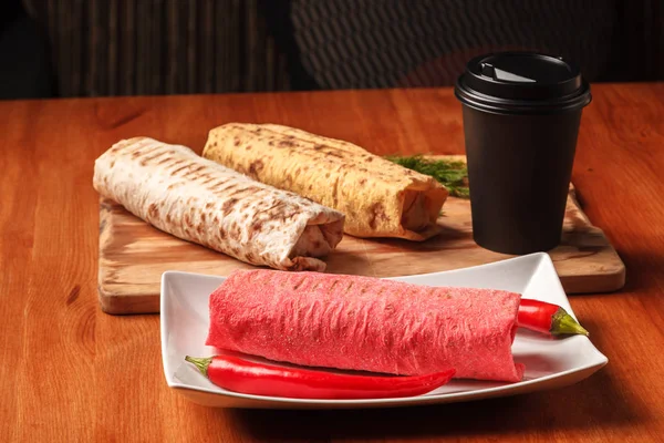 Geleneksel Orta Doğu yemek ve kahve. Shawarma sandviç taze rulo renkli lavaş pide, falafel