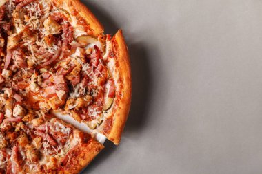 Sıcak peynir pizza gri arka plan, üstten görünüm üzerinde. Metin için yer. Pizza menü kavramı