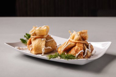 Krep et, otlar ve ekşi krema - Rus krep hafta Maslenitsa için geleneksel ile. Mutlu Shrove Salı