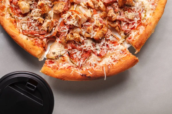 Sıcak peynir pizza ve bir fincan kahve gri bir arka planda üstten görünüm. Metin için yer. Pizza menü kavramı
