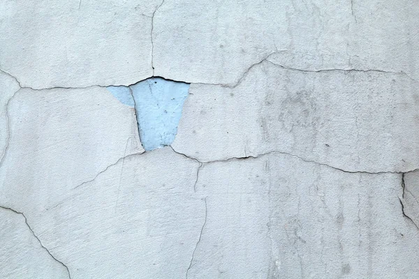 Muro de hormigón gris-azul, cubierto de grietas en el yeso que recuerdan a un mapa del mundo con las fronteras de los Estados — Foto de Stock