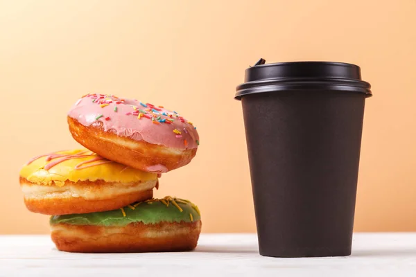 Takeaway-kaffe och munkar, ett snabbt mellanmål på vägen. Begreppet som serverar takeaway mat till ett café eller bageri — Stockfoto