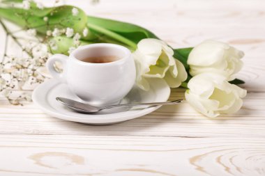 Bahar laleler ve Beyaz ahşap arka plan yakın çekim üzerinde kahve. Anneler günü arka plan, kadınlar günü, sabah doğum günü