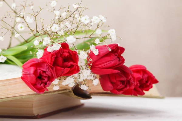Vintage Zátiší s jarní červené tulipány a knihy na béžové pozadí. Den matek, žen den koncepce — Stock fotografie