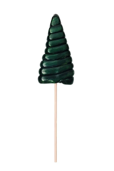 Candy ve tvaru vánočního stromečku na bílém pozadí. Zelené lízátko izolované na bílém pozadí — Stock fotografie