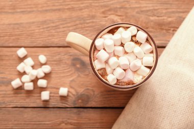 Bir fincan geleneksel Noel sıcak çikolatası ya da marşmelovlu kakao, ahşap masa, yakın çekim, üst manzara.