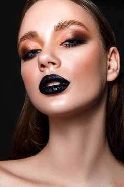 Genç model siyah parlak ruj ile portresi
