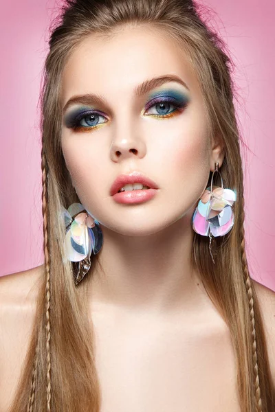 Piękna Kobieta Portret Kolorowy Makijaż Jasne Kolczyki — Zdjęcie stockowe