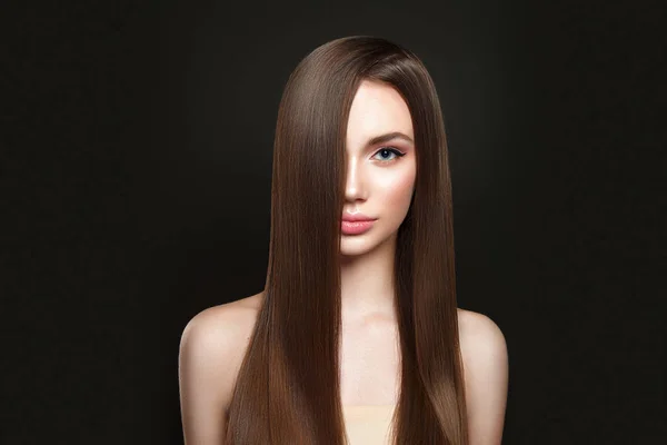 Красивая Женщина Портрет Черном Фоне Красивыми Прямыми Волосами — стоковое фото