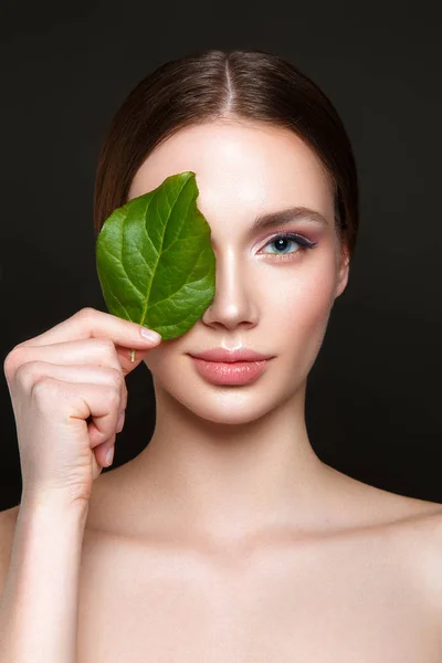 Portret Van Mooie Vrouw Zwarte Achtergrond Met Schone Huid Groene — Stockfoto