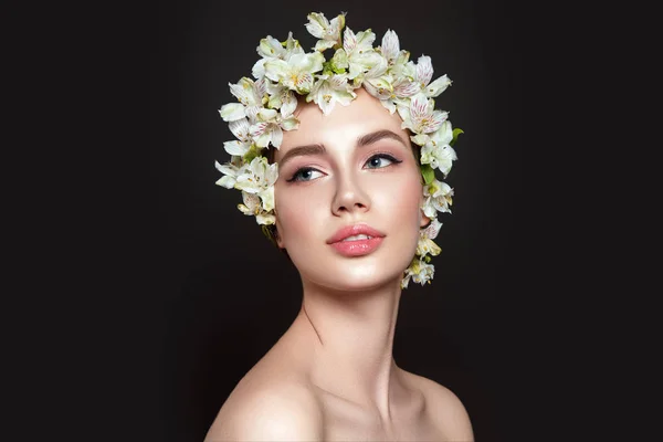 Schöne Frau Porträt Auf Schwarzem Hintergrund Mit Blumen Auf Dem — Stockfoto