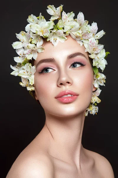 Retrato Mulher Bonita Fundo Preto Com Flores Cabeça — Fotografia de Stock