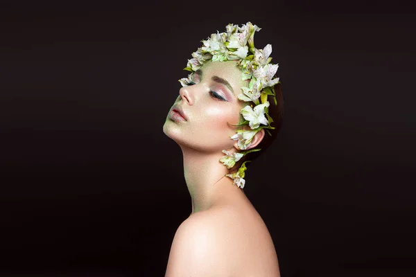 Schöne Frau Porträt Auf Schwarzem Hintergrund Mit Blumen Auf Dem — Stockfoto