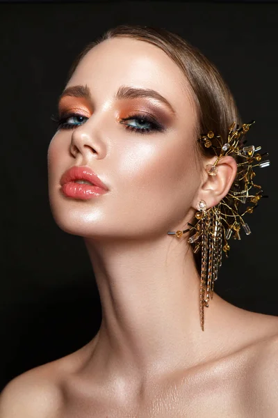 Hermoso Perfil Retrato Mujer Con Joyas Oreja — Foto de Stock