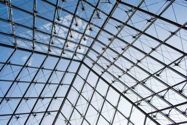 Paris, Fransa - 1 Nisan 2019: Ünlü Cam Piramit Louvre'un İçinde