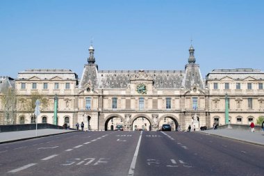Paris, Fransa - 1 Nisan 2019: Pont du Carousel köprüsünden Louvre Müzesi'ne manzara.