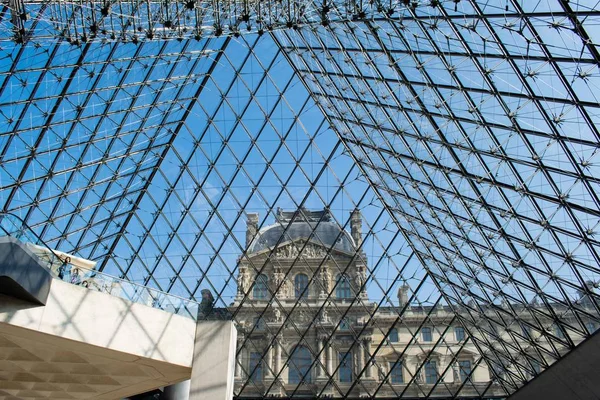 Париж Франція Квітня 2019 Всередині Знаменитого Скляна Піраміда Лувра — стокове фото