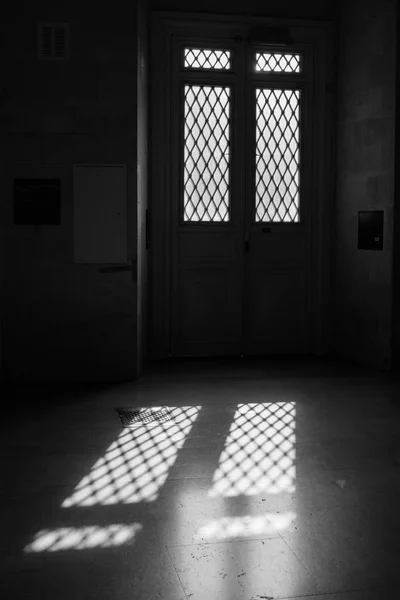 室内视角的门和它的阴影在地板上 从外面光 — 图库照片