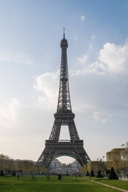 Paris, Fransa - 1 Nisan 2019: İlkbaharda Eyfel Kulesi 