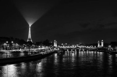 Paris, Fransa - 1 Nisan 2019: Paris'teki Eyfel Kulesi'nin Seine Nehri üzerinde gece teknelerle panoramik görünümü