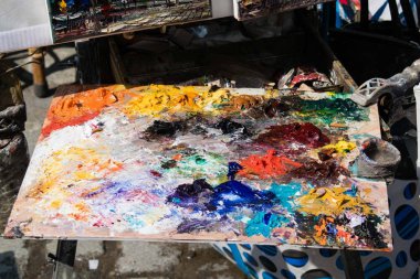 Yağlı boya ile sanatsal renkli palet 