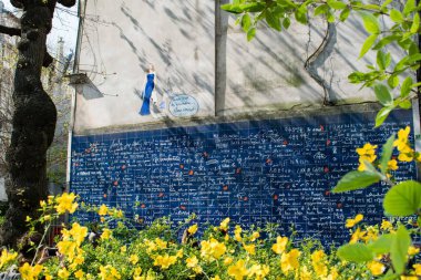 Paris, Fransa - 2 Nisan 2019: Montmartre'de Aşk Duvarı (Mur des je t'aime).