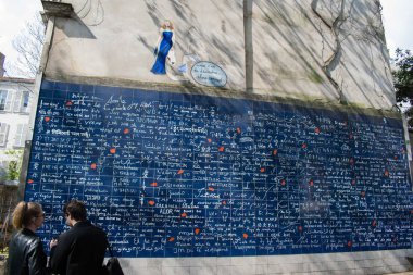 Paris, Fransa - 2 Nisan 2019: Montmartre'de Aşk Duvarı (Mur des je t'aime).