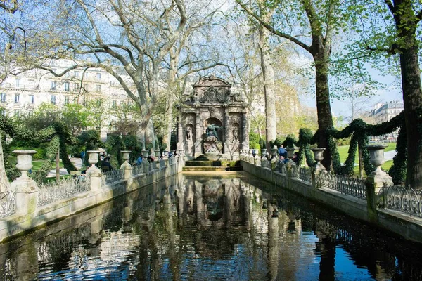 İlkbaharda Lüksemburg parkında Themedici Çeşmesi, Paris, Fransa