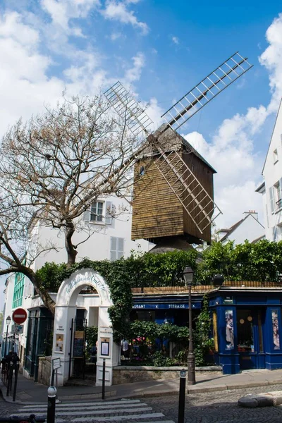 Paris, Fransa - 2 Nisan 2019: Moulin de la Galette (veya Moulin Blute-Fin, 1622 yılında inşa edilmiştir) - Montmartre'nin en eski yel değirmeni