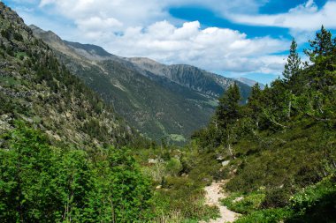 Parc Natural del Comapedrosa, Andorra yaz aylarında güzel manzara dağlar