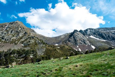 Parc Natural del Comapedrosa, Andorra yaz aylarında güzel manzara dağlar