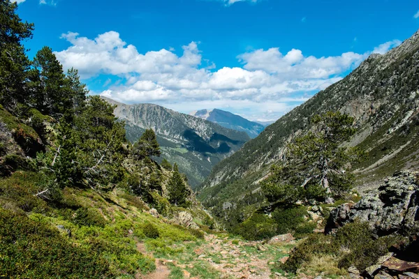 Parc Natural del Comapedrosa, Andorra yaz aylarında güzel manzara dağlar