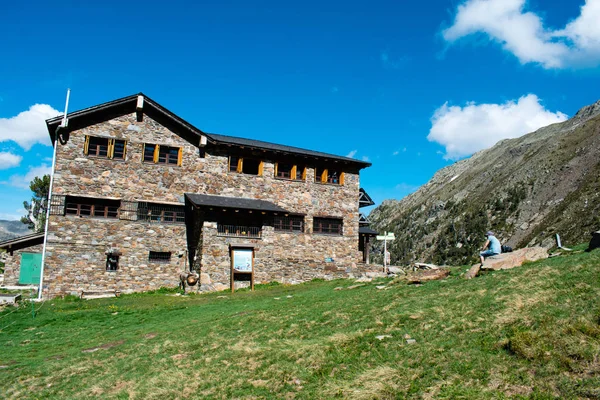 Andorra dağlarında Sığınak Komapedrosa, yaz aylarında pireneler. Refugi de coma pedrosa
