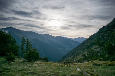 Parc Natural del Comapedrosa, Andorra yaz aylarında güzel manzara dağlar